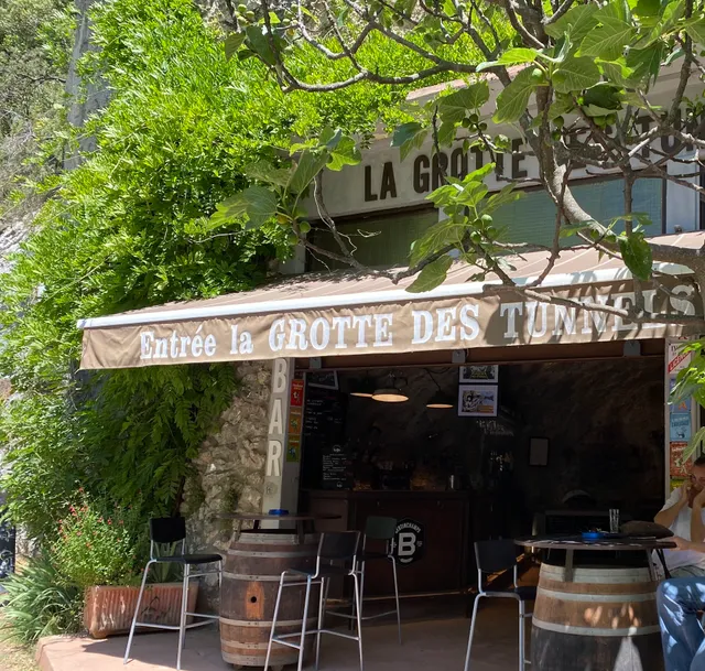 Restaurant La Grotte Des Tunnels