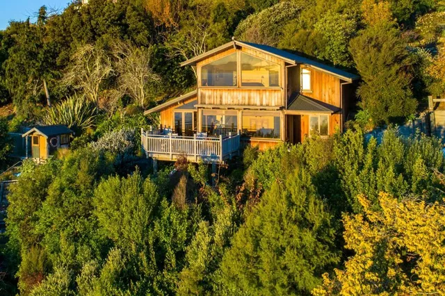 The Wheelhouse Inn & Captains Quarters