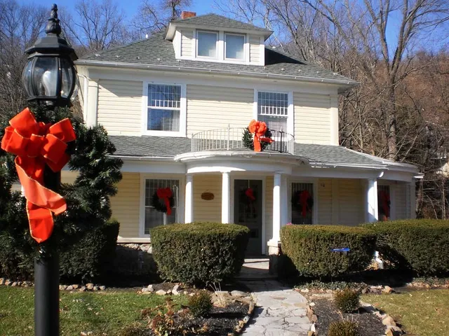 Brookside Manor Bed and Breakfast
