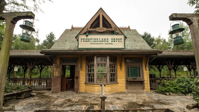 Disneyland Railroad - Frontierland Depot