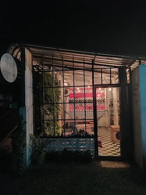 Ice Cream Café At Samoeng