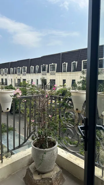 LaLa The Manor Apartment