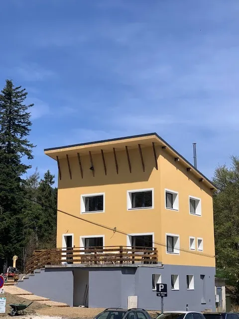 chalet jaune chartreuse