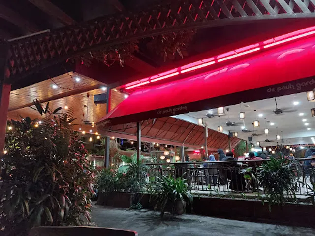 De Pauh Garden Restaurant & Cafe