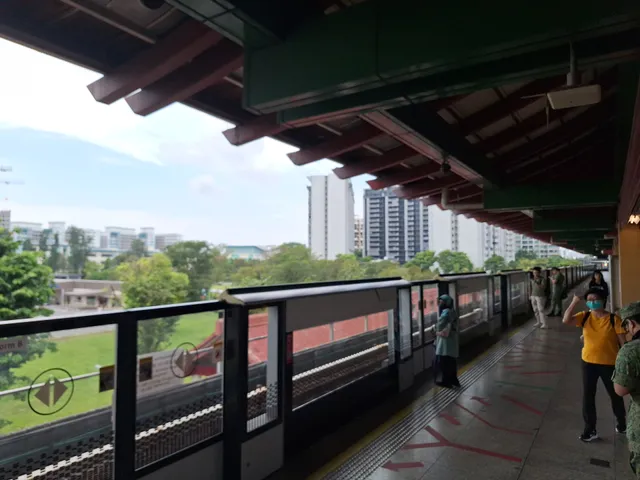 Lakeside MRT Station (EW26)