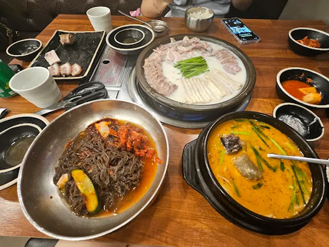 Wondang Gamja-tang(pork back-bone stew)