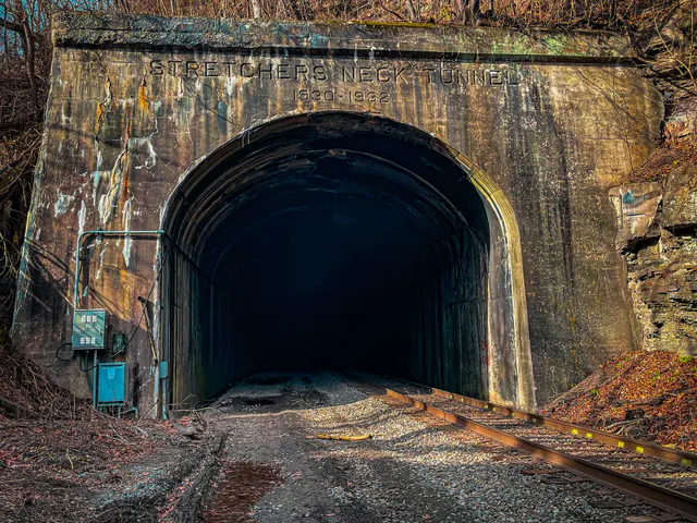 Stretcher Neck Tunnel