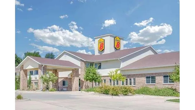 Super 8 by Wyndham Cedar Falls IA - University