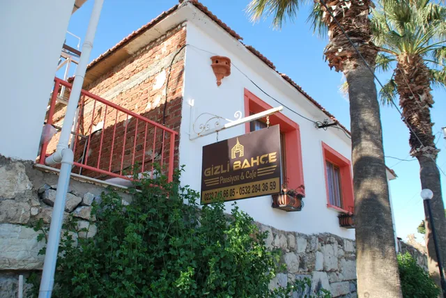 Gizli Bahçe Pansiyon & Cafe