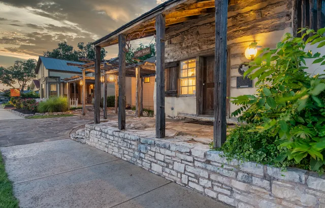 Stay Fredericksburg - Wine Country Cottages