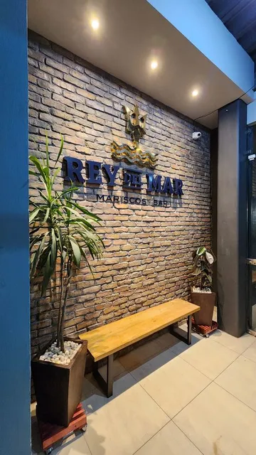 Rey del Mar. Mariscos & Bar