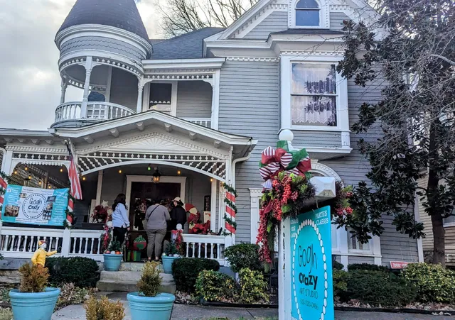 Gogh Crazy Art Studio