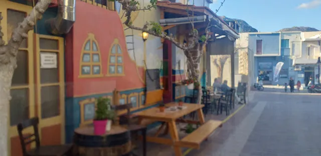 To peiratiko bar restaurant funky taverna