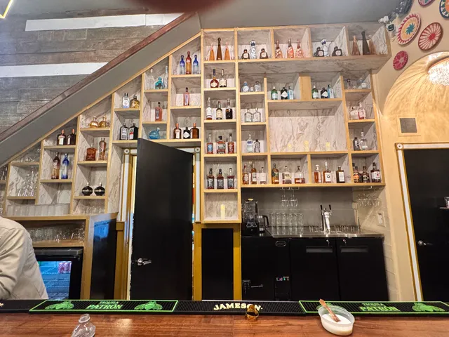 Delhi to Kathmandu, Restaurant & Bar