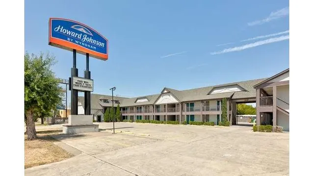 Howard Johnson by Wyndham San Marcos