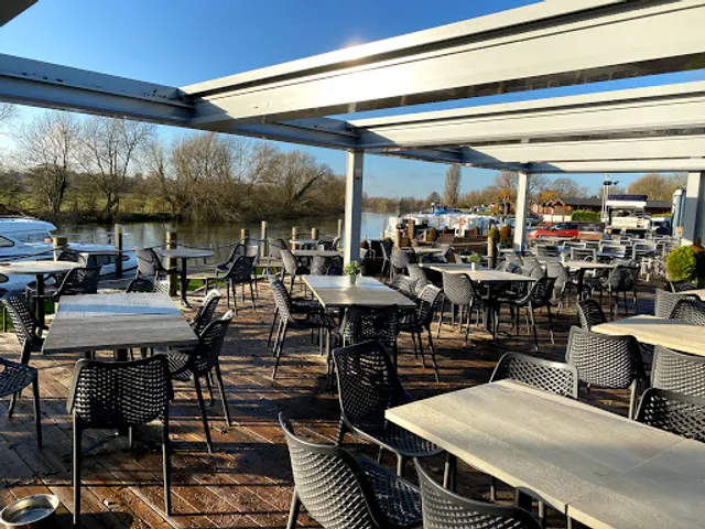 Waterfront Café | Bar | Bistro