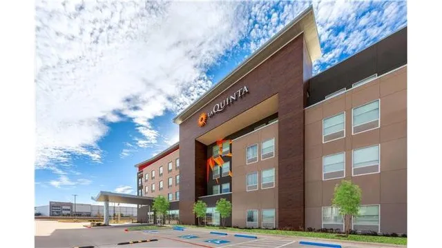 La Quinta Inn & Suites by Wyndham DeSoto