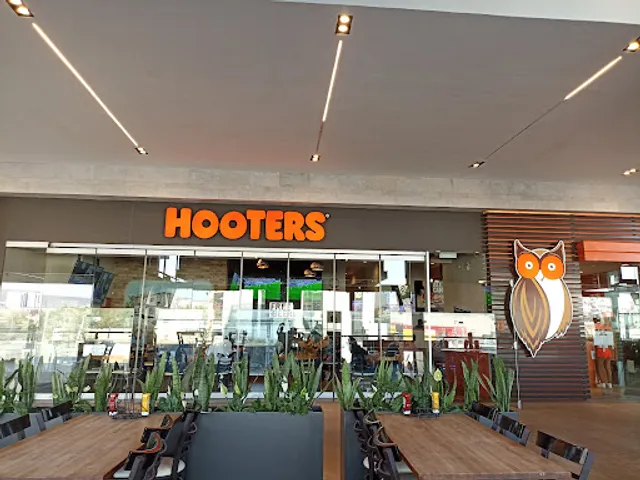 Hooters Puerta La Victoria