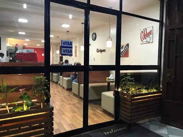 Aroma's Café & Crepes