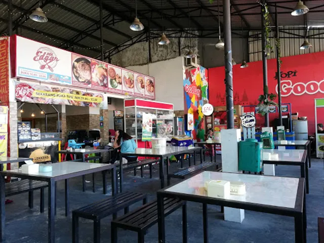 Pujasera Pak Edgar Simpang Darmo Permai