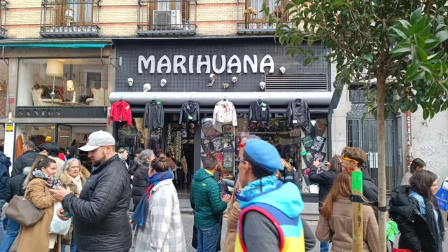 Rastro la latina (puesto de venta de réplicas de viejos ingenios de la historia del mundo)