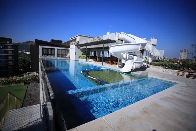 BALCONY City Lobby ROBINSON SRIRACHA