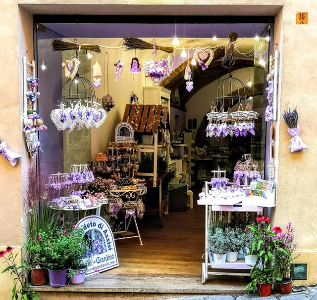 Negozio Il Lavandeto di Assisi Santa Chiara. Negozio souvenir Assisi. Artigianato lavanda