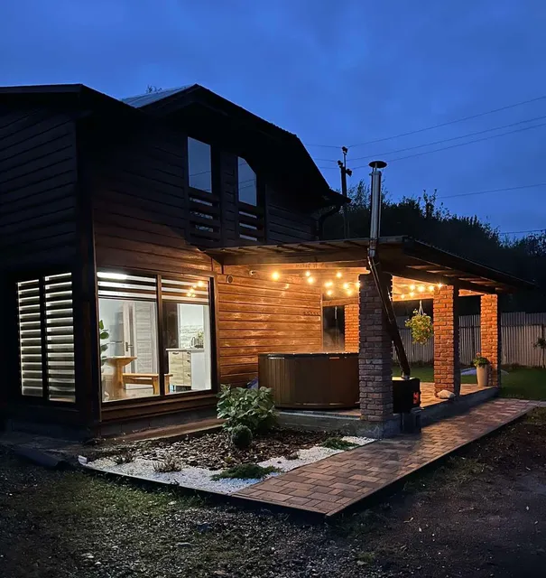 Budynok Z Lazneyu Ta Chanom Ta Baseyn