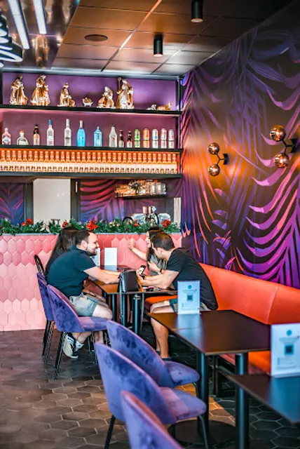 Cali Burgers Len Waters Estate