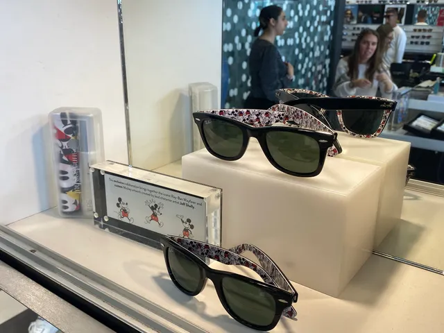 Sunglass Hut