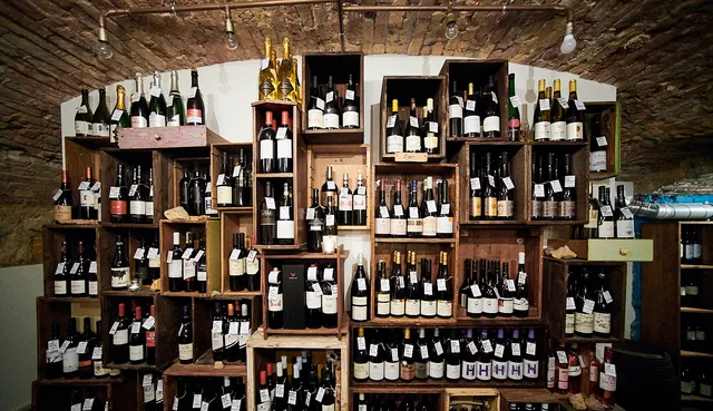 Tasting Table Budapest (Wine Shop)