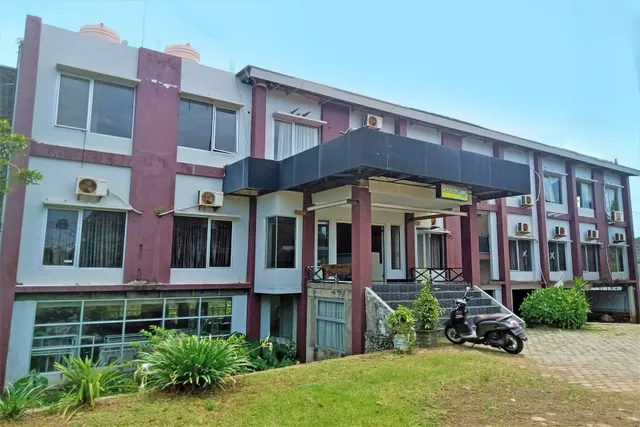 OYO 91876 Hotel Putri Gading 2