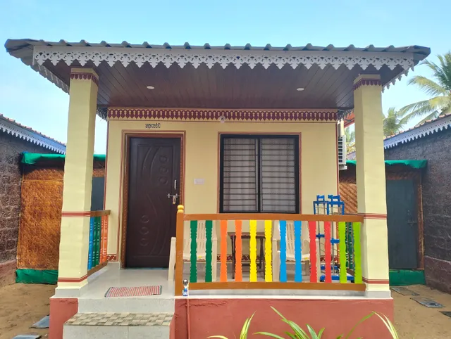 Livin waves Beach stay and Cafe