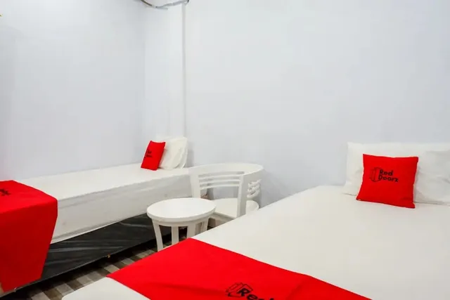 RedDoorz near STIKES Toraja