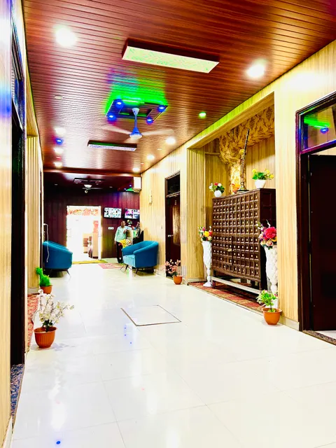 OYO 66121 Hariomvati Palace