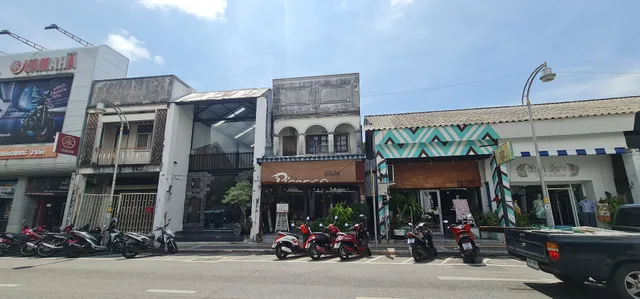 Picasso Gallery Phuket – Complete framing solutions with premium materials.