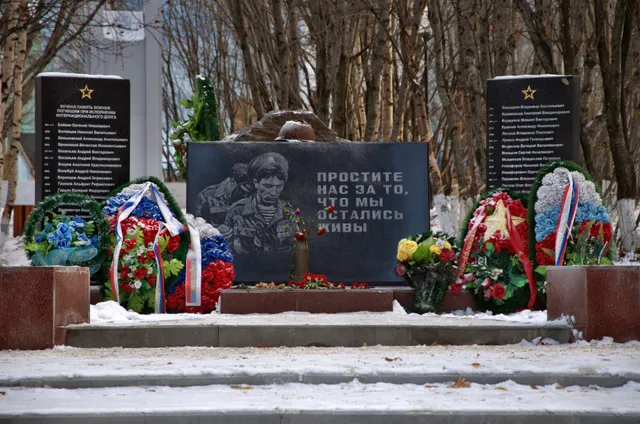 Alleya Pamyati, Pamyatnik Voinam, Pogibshim Pri Ispolnenii Internatsional'nogo Dolga