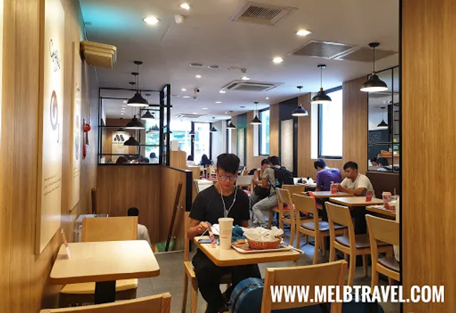 MOS BURGER MRT Shilin Station