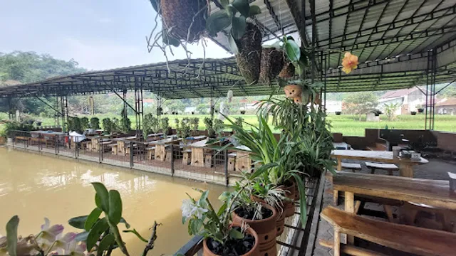 Tahu Jembar Manah Samoja dan Kopi Batok