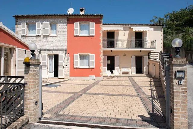 FONTE D'OLIO CONERO RELAIS