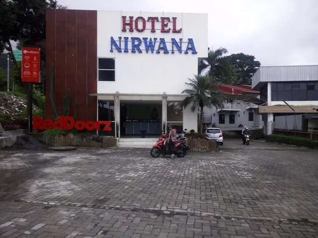 RedDoorz Plus near Songgoriti Temple