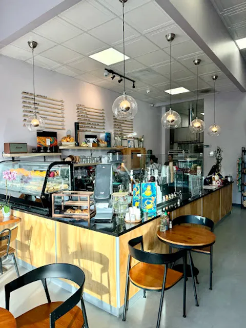 BON BON’S CAKERY & CAFE