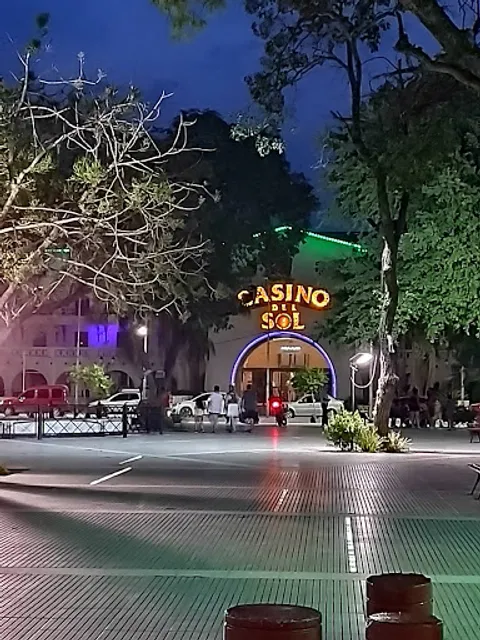 QUEENS RESTO & CAFE BAR