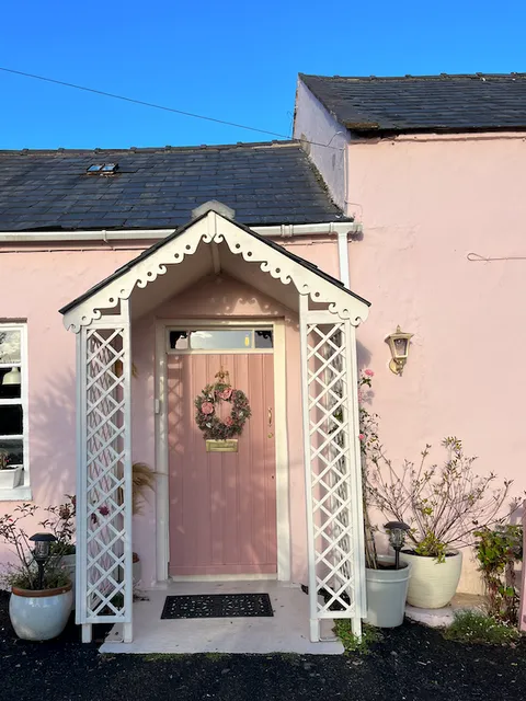 The Pink Cottage (upstairs apartment) with Garden Summer Room - Northern Ireland