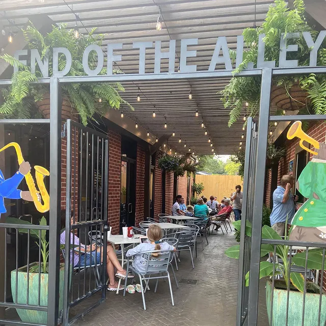 Daisy's On the Square Hotel and Gather Restaurant/Coffee Shop