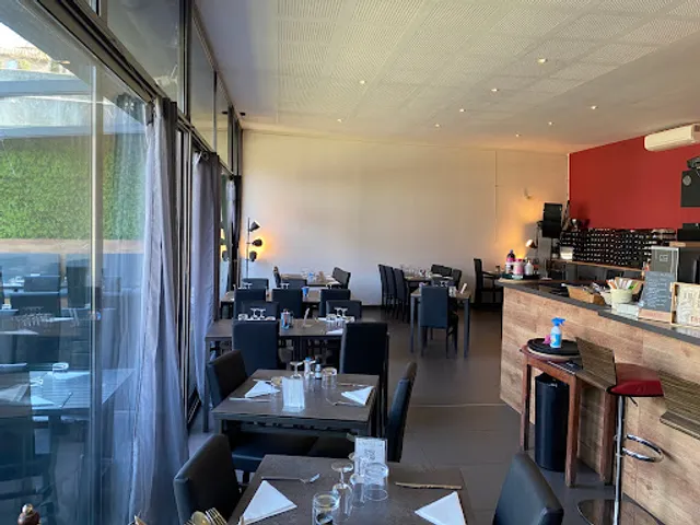 Le Monde À Sa Porte