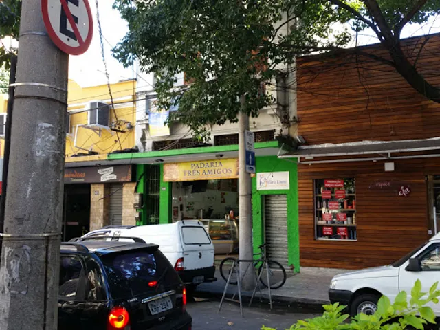 Padaria e confeitaria três amigos