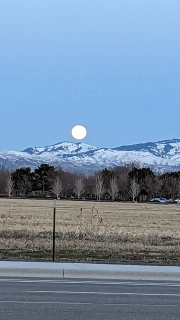 6325 North Cloverdale Parking