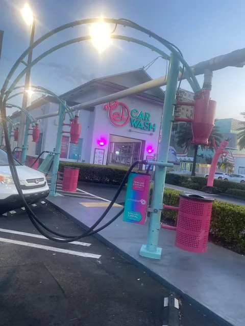 El Car Wash - Airport / Le Jeune