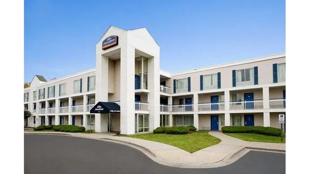 Travelodge by Wyndham Lansing IL